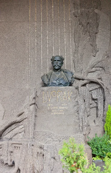 Tumba del compositor Antonin Dvorak en el cementerio de Vysehrad, Praga —  Fotos de Stock