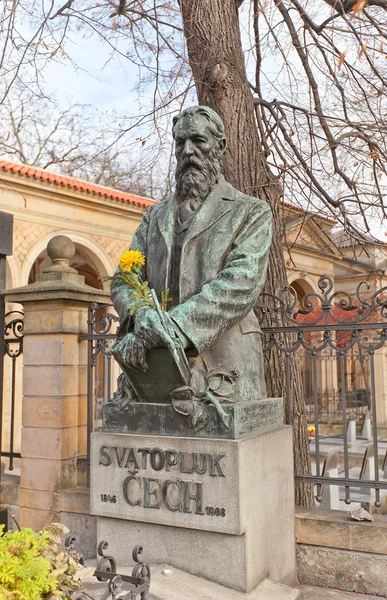 Författare Svatopluk Cech grav på Vysehrad cemetery i Prag — Stockfoto