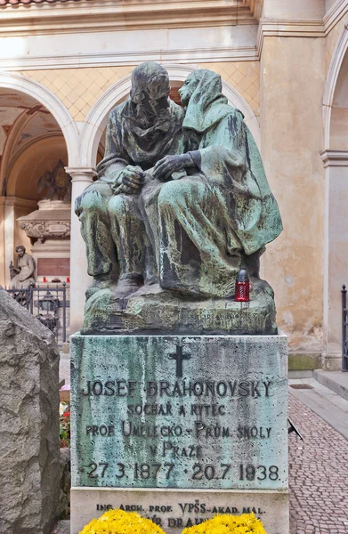 Rzeźbiarz Josef Drahonovsky grób na cmentarzu Vysehrad, Praga — Zdjęcie stockowe