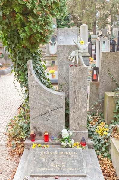 Comedian Vlasta Tumba de Burian en el cementerio de Vysehrad, Praga — Foto de Stock