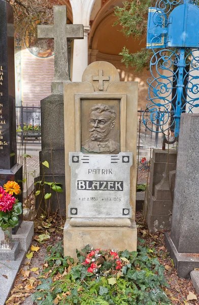 Schrijver Patrik Blazek graf in Vysehrad begraafplaats, Praag — Stockfoto