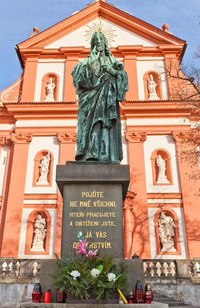 Statua di Gesù vicino alla Chiesa dell'Assunzione di Maria a Stara Boleslav — Foto Stock