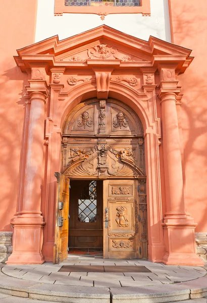 Portal der Kirche Mariä Himmelfahrt in stara boleslav — Stockfoto