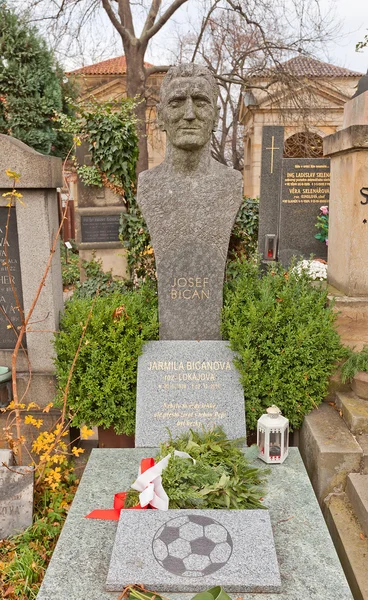 Futbolista Josef Bican tumba en el cementerio de Vysehrad, Praga —  Fotos de Stock