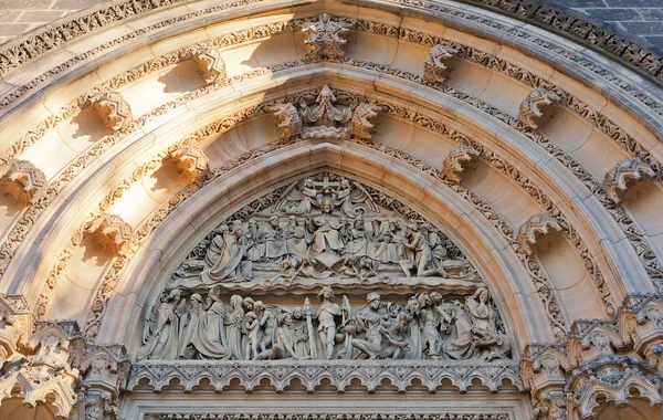 Tympanum of Basilica of St Peter and St Paul in Vysehrad — Stock Photo, Image