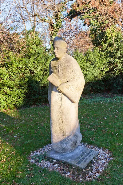 Priester mikulas karlach statue in vysehrad, Prag — Stockfoto