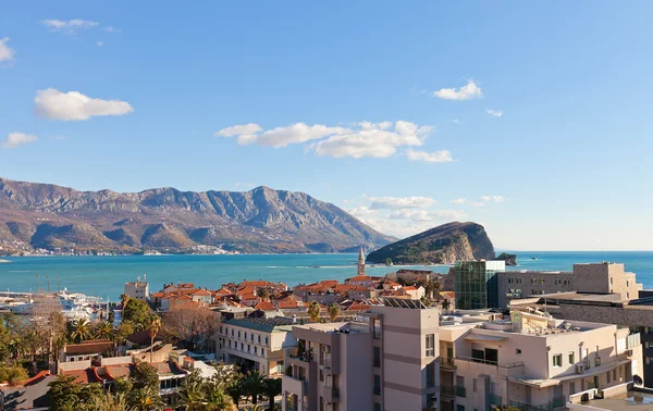 Vista de la bahía y el casco antiguo en Budva, Montenegro — Foto de Stock