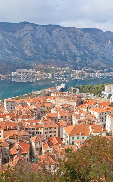 Vista del casco antiguo y una bahía de Kotor, Montenegro — Foto de Stock