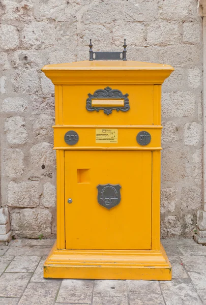 Boîte aux lettres jaune style rétro à Kotor, Monténégro — Photo