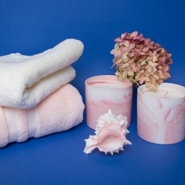 Havlularla dolu bir spa. Çiçekli mumlar ve havlular..
