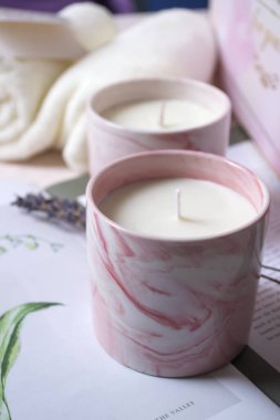 Havlularla dolu bir spa. Çiçekli mumlar ve havlular..