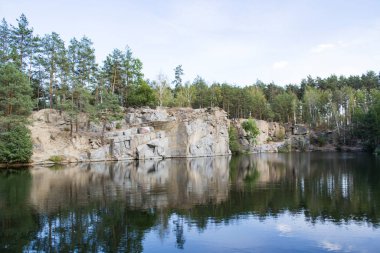 Kanyondaki göl. Huzurlu bir yer.