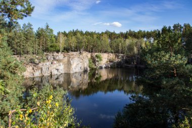 Kanyondaki göl. Huzurlu bir yer.