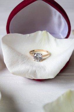 Beyaz gül yapraklarında alyans.