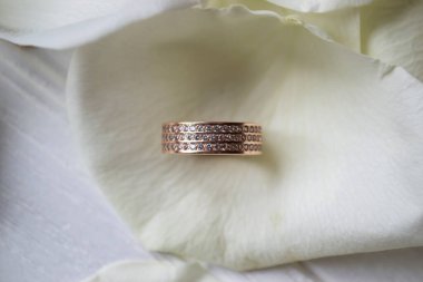 Beyaz gül yapraklarında alyans.