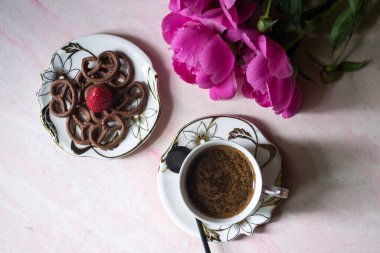 Bir fincan kahve, şakayık ve tatlı..