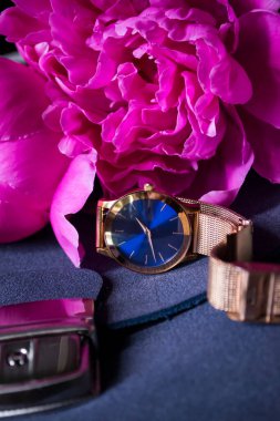 Kadın kol saati ve şakayık, kapatın..