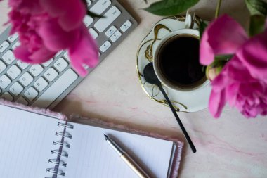 Kahve ve şakayıklı güzel bir işyeri..