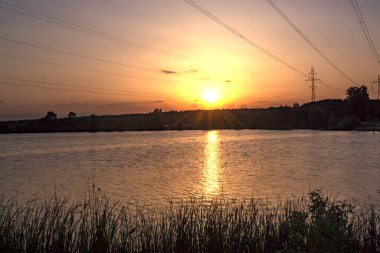 Gölün üzerinde gün batımı. Güzel yaz manzarası.