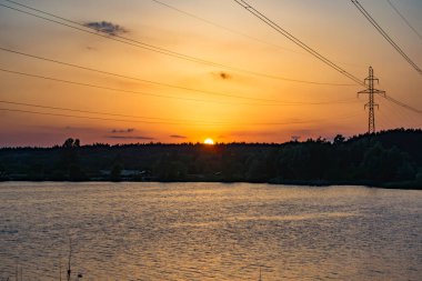 Gölün üzerinde gün batımı. Güzel yaz manzarası.