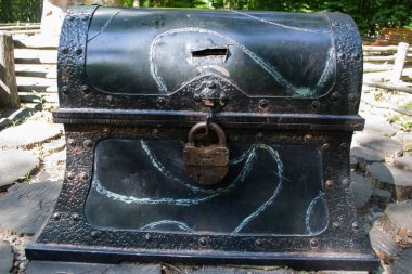 Asma kilitli antika sandık..