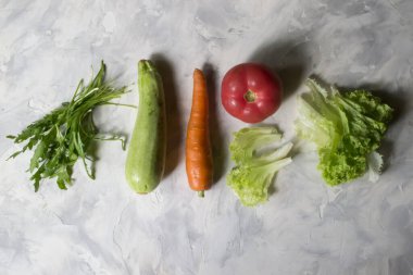 Mutfak masasında bir grup sebze. Salata pişirmek için gerekli malzemeler.