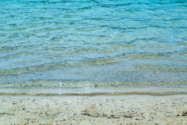 Gök mavisi. Temiz su. Yaz plajı gün ışığında.