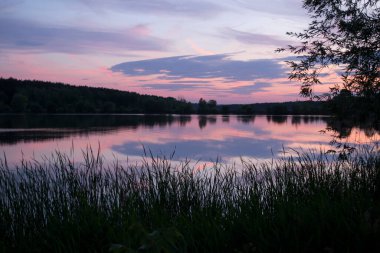 Gölde güzel bir gün batımı. Kyiv, Ukrayna.