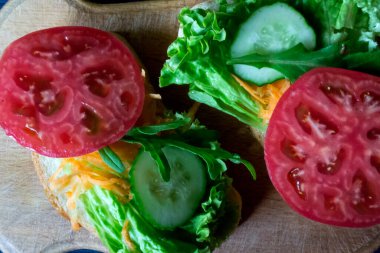 Sebzeli sandviçler. Vejetaryen yemeği. Masada yemek pişirmek için gerekli malzemeler..