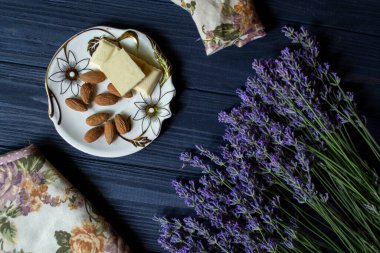 Gövdedeki beyaz çikolata ve badem fıstığı ve mavi masadaki lavanta..