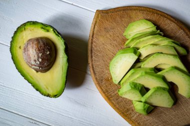Dilimlenmiş avokado. Sağlıklı yiyecekler. Lezzetli vejetaryen kahvaltı.