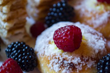 Olgun böğürtlenli kek. Güzel ve lezzetli bir tatlı..