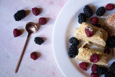 Olgun böğürtlenli kek. Güzel ve lezzetli bir tatlı..