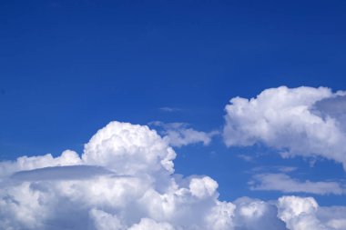Güzel beyaz bulutlu mavi gökyüzü.