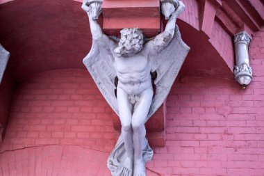 KIEV, UKRAINE. Baron Steingel 'in kalesindeki heykeller.. 