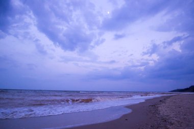 Kıyı şeridinde yaz akşamı.