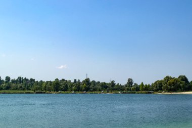 Güzel mavi göl. Yaz manzarası. Doğanın güzelliği.