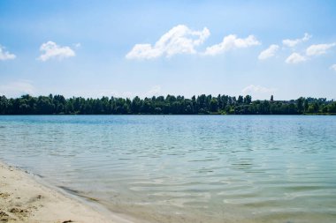 Güzel mavi göl. Yaz manzarası. Doğanın güzelliği.