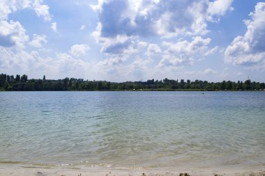 Göl ile orman arasında sakin bir bölge..