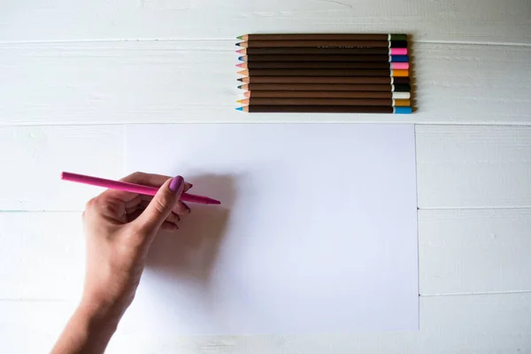 Kobieta Rysuje Białej Kartce Narzędzia Rysowania — Zdjęcie stockowe