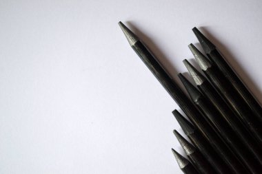 Beyaz arka plandaki gri kalemler seti. Masaya çizmek için araçlar.