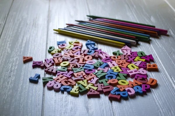 Letras Multicoloridas Conjunto Lápis Sobre Fundo Madeira Branca Alfabeto Madeira — Fotografia de Stock