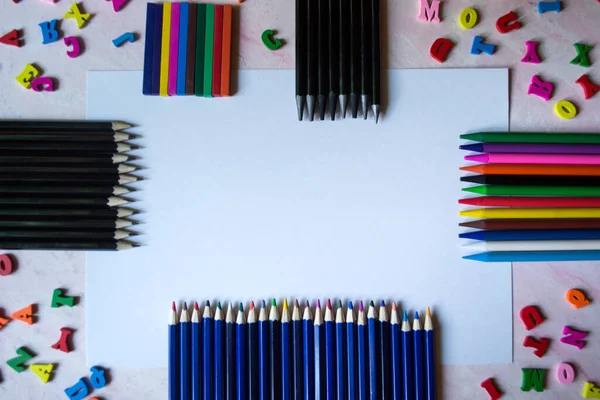 Wielobarwne Litery Komplet Ołówków Stole Kolorowy Drewniany Alfabet Ołówki Stole — Zdjęcie stockowe