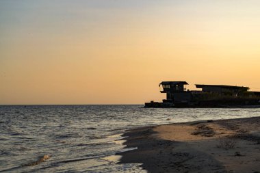 Issız sahilde güzel bir gün batımı. Dinlenmek ve dinlenmek için..