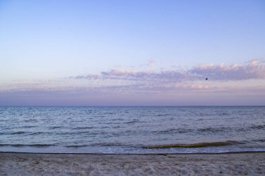 Issız sahilde güzel bir gün batımı. Dinlenmek ve dinlenmek için..
