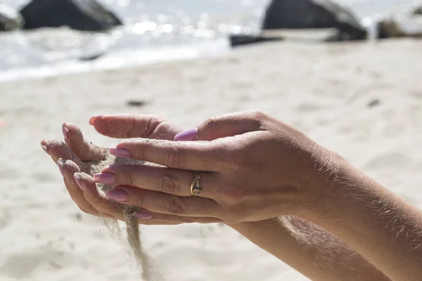 Areia Está Derramando Das Mãos Mulher — Fotografia de Stock