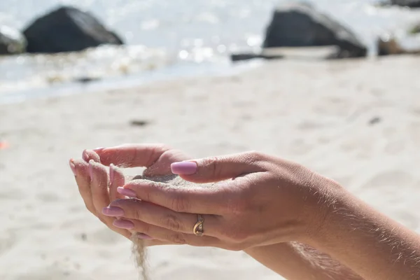 Areia Está Derramando Das Mãos Mulher — Fotografia de Stock