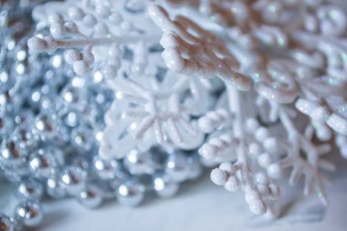 Beyaz bir kar tanesi. Noel tatili. Noel arkaplanı.