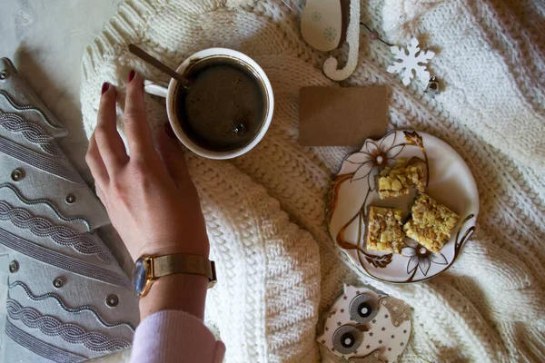 Ένα Φλιτζάνι Καφέ Στο Χέρι Του Κοριτσιού Μάλλινο Πουλόβερ Και — Φωτογραφία Αρχείου