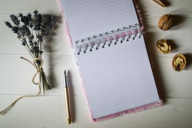 Düşen yapraklarla dekore edilmiş açık bir defter ve kalem. Kopya alanı ile atmosferik sonbahar arkaplanı.